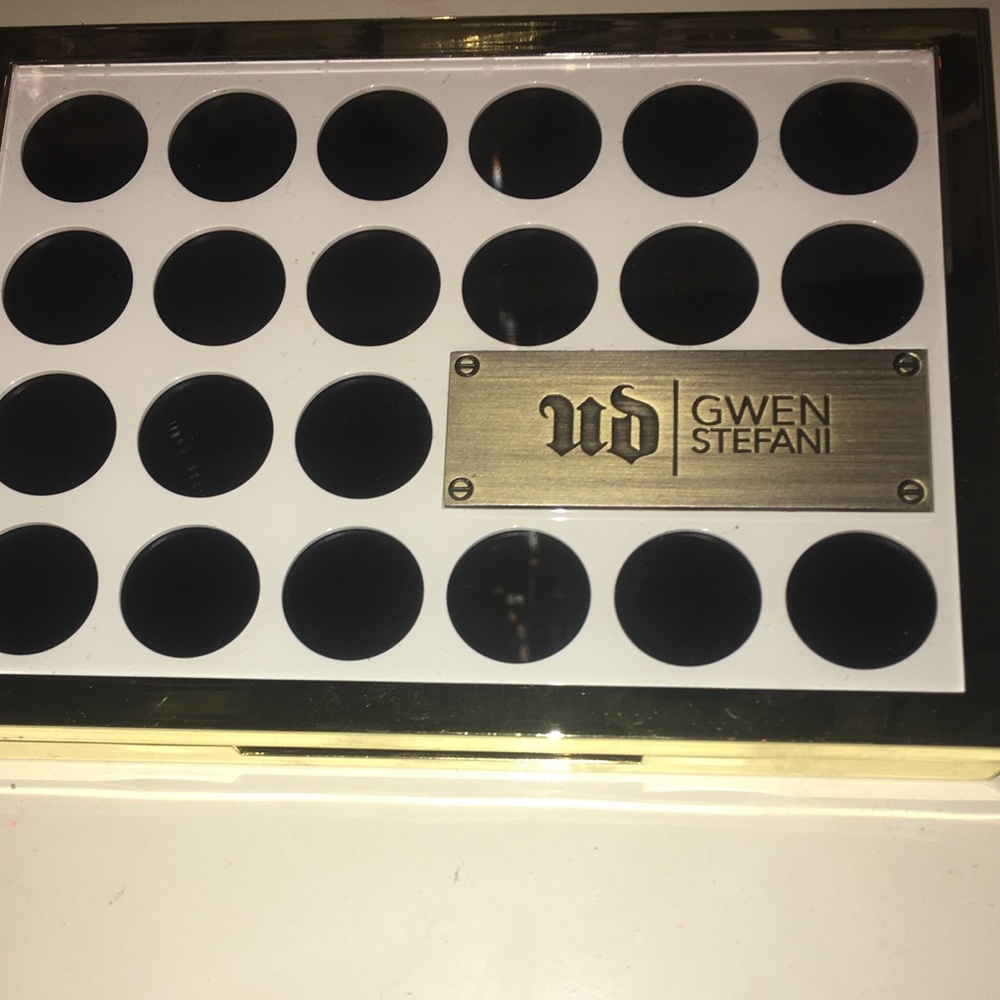 Gwen Stefani X Urban Decay Eyeshadow palette